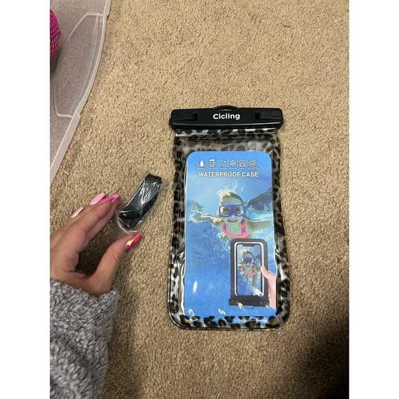 NWOT Waterproof Leopard Print Phone Protector - Picture 1 of 2